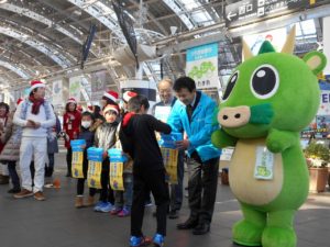 さいたま新都心駅前では、埼玉県ユニセフ協会顧問の清水勇人さいたま市長も募金を呼びかけました。